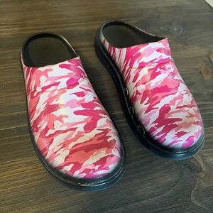 Size 11 Women's Oofos OOcloog Limited Edition Clog - Project Pink Camo
